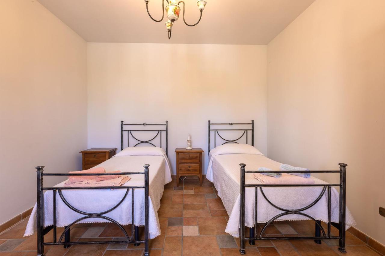 Casa Ulmi Con Piscina Acomodação com café da manhã Uggiano La Chiesa Exterior foto